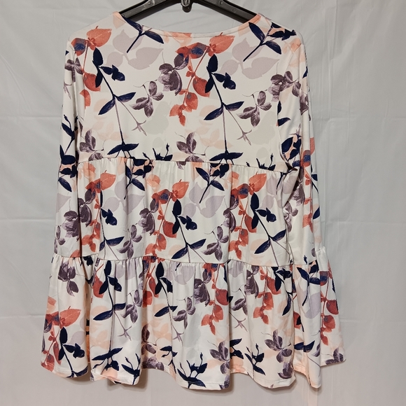 EST 1946 EUC Women's Super Soft Bell Sleeve Top, Size Medium - Picture 8 of 8